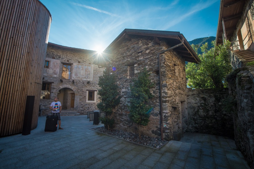 Im Hof unserer Airbnb Unterkunft mit Monte Gambarogno im Hintergrund